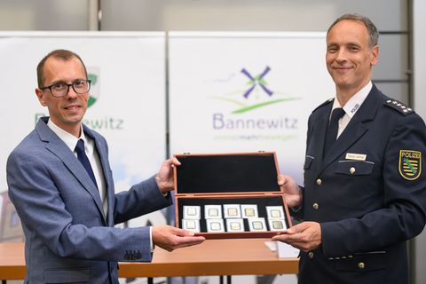 Die Dresdner Polizei übergab das gefundene Gold dem Bannewitzer Bürgermeister Heiko Wersig, der es direkt an Vereine weiterreich