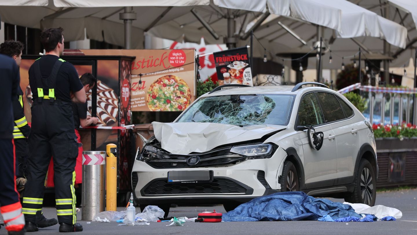 Zwei Menschen sind gestorben, nachdem ein Auto in eine Menschengruppe in Leipzig gefahren ist. Foto: Jan Woitas/dpa