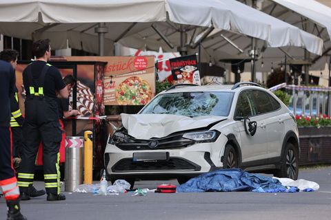 Zwei Menschen sind gestorben, nachdem ein Auto in eine Menschengruppe in Leipzig gefahren ist. Foto: Jan Woitas/dpa