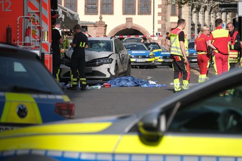 In Leipzig ist ein Auto in mehrere Menschen gefahren. Foto: Sebastian Willnow/dpa