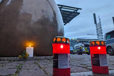 Wenige Stunden nach der Amokfahrt standen bereits Trauerkerzen am Tatort in Leipzig