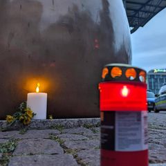 Wenige Stunden nach der Amokfahrt standen bereits Trauerkerzen am Tatort in Leipzig