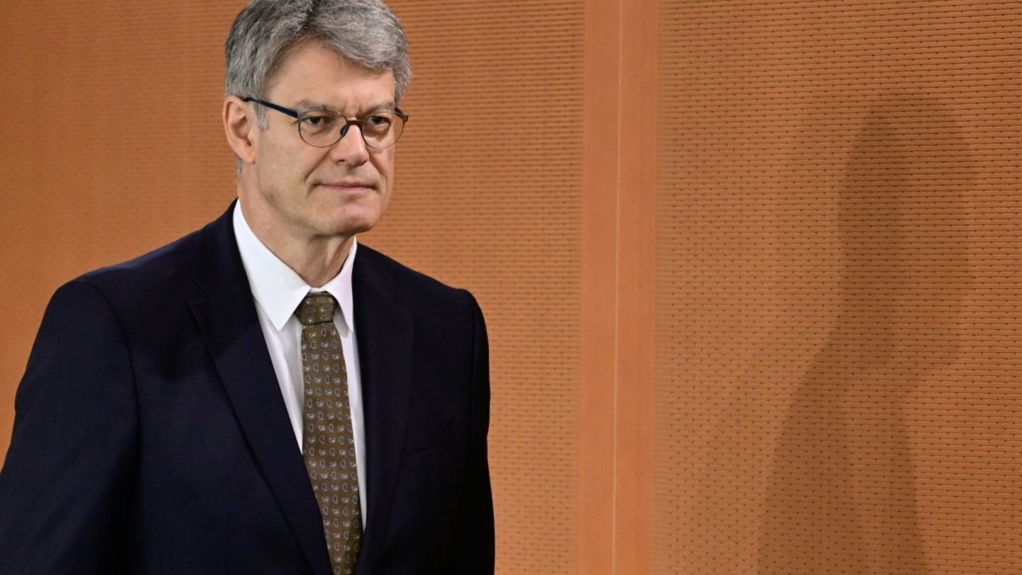Verkehrsminister Schnieder verteidigt Tankrabatt - Absage an Tempolimit