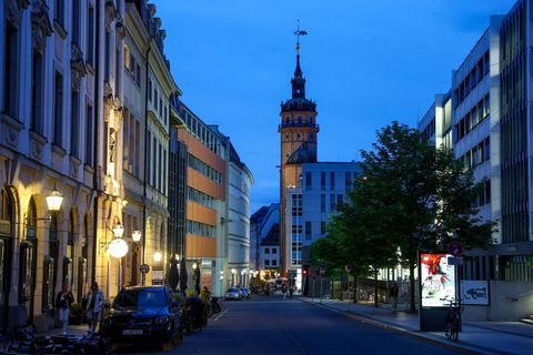 Blick in die leere Innenstadt in Richtung Grimmaische Straße und Nikolaikirche, wo am Dienstag eine Gedenkandacht geplant ist. F