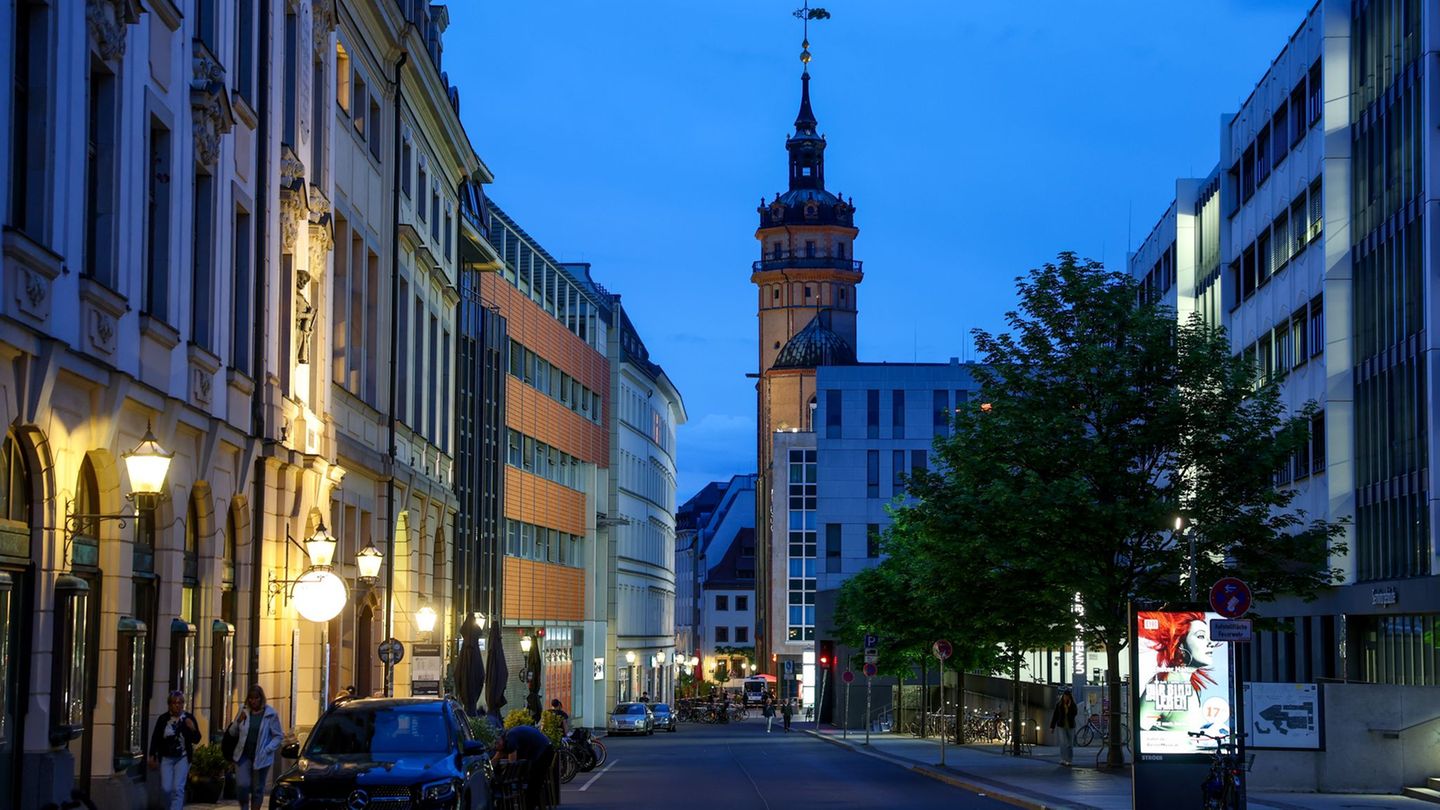 Blick in die leere Innenstadt in Richtung Grimmaische Straße und Nikolaikirche, wo am Dienstag eine Gedenkandacht geplant ist. F
