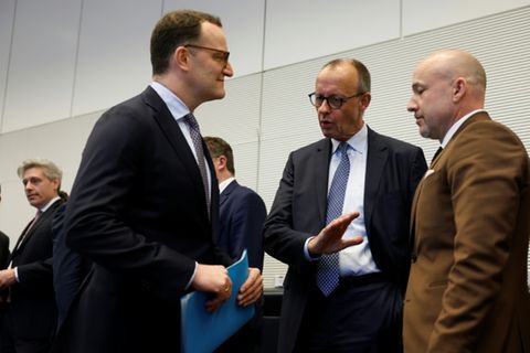 Spahn(l.) und Kanzler Merz in Fraktion