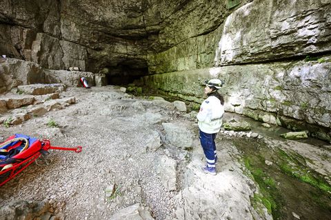 Vor einem Gang in eine Höhle sollte man sich gut vorbereiten. (Archivfoto) Foto: Marius Bulling/dpa