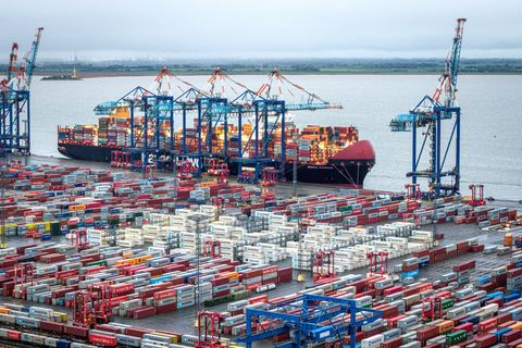 Nach der Ankunft des ersten Vollcontainerschiffs in Bremen wurde der Bau des Containerhafens in Bremerhaven vorbereitet. (Archiv