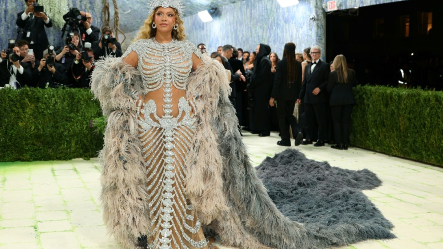 Stars präsentieren sich bei Met-Gala in New York in ausgefallenem Stil