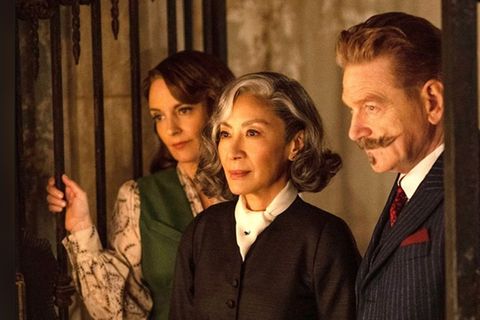 "A Haunting in Venice": Ariadne Oliver (Tina Fey, l.), Mrs Reynolds (Michelle Yeoh, M.) und Hercule Poirot (Kenneth Branagh).