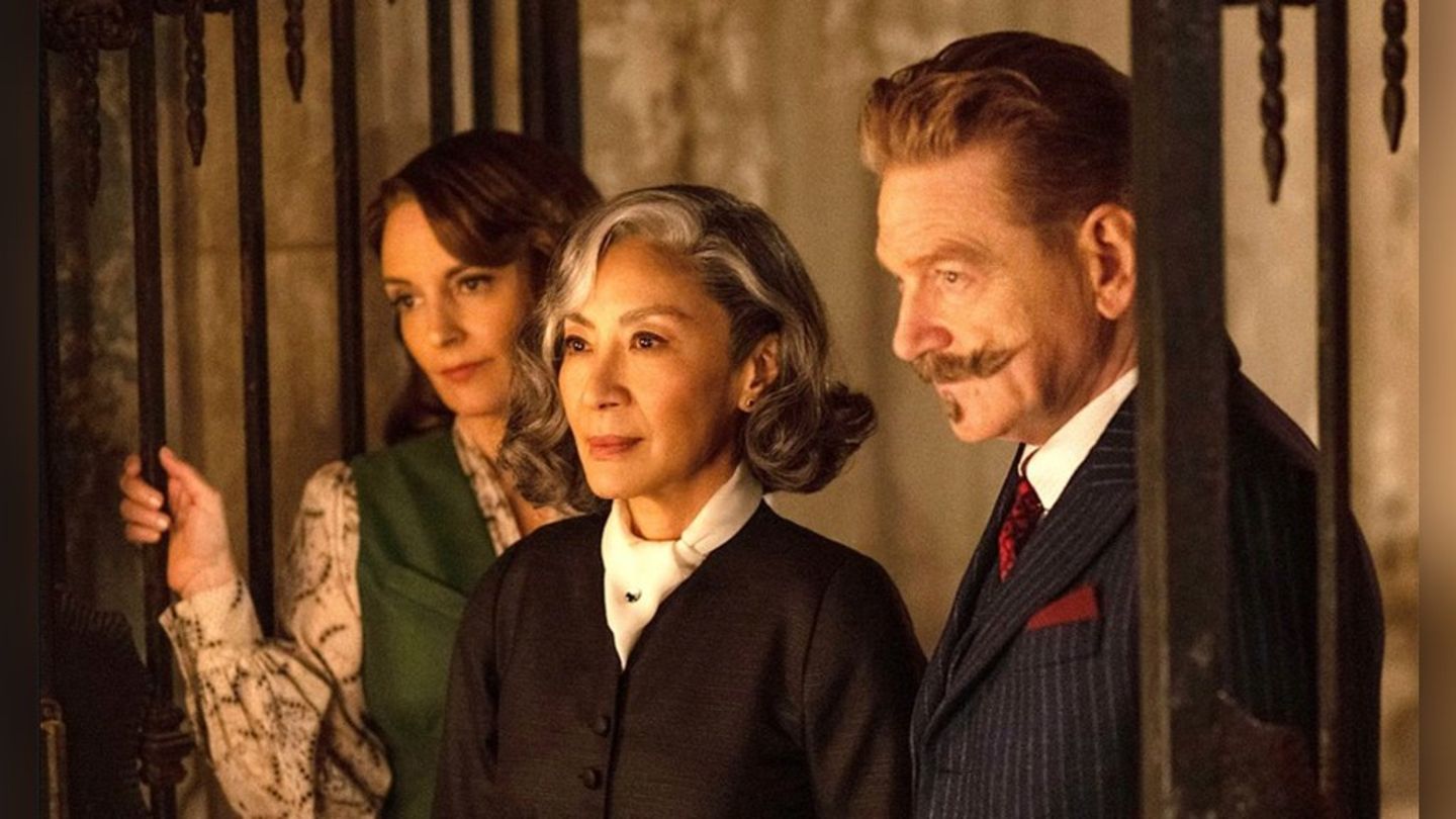 "A Haunting in Venice": Ariadne Oliver (Tina Fey, l.), Mrs Reynolds (Michelle Yeoh, M.) und Hercule Poirot (Kenneth Branagh).