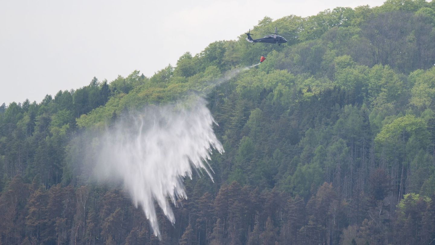 In der Böhmischen Schweiz sind am Montag zusätzlich Schwerlasthubschrauber für die Löscharbeiten zum Einsatz gekommen. Foto: Seb