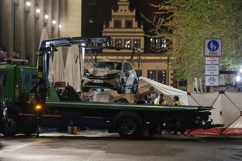 Das beschädigte Auto des Amokfahrers wird nach der Tat in Leipzig abtransportiert