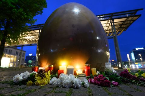 Es wird der Todesopfer gedacht. Foto: Hendrik Schmidt/dpa