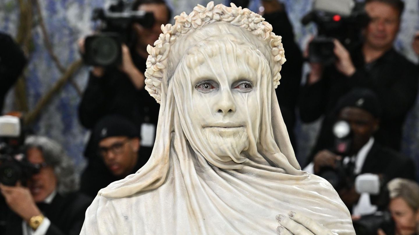 Promi-Party in New York: Heidi Klum kommt als Statue zur Met-Gala