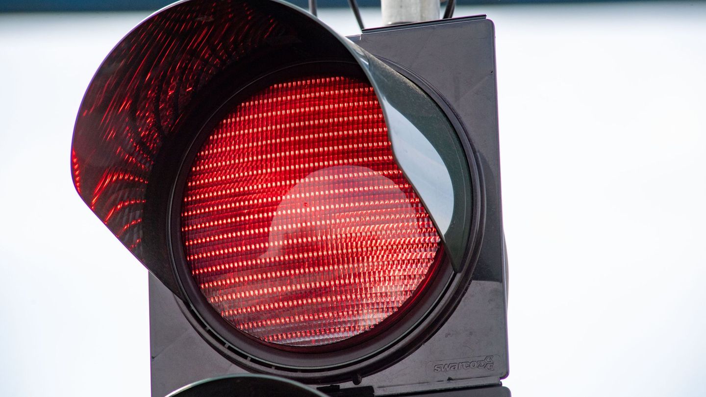 Unfallflucht: Auto fährt bei Rot über Ampel – Frau verletzt