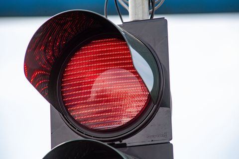 Für das Auto zeigte die Ampel Rot. (Symbolbild) Foto: Stefan Sauer/dpa
