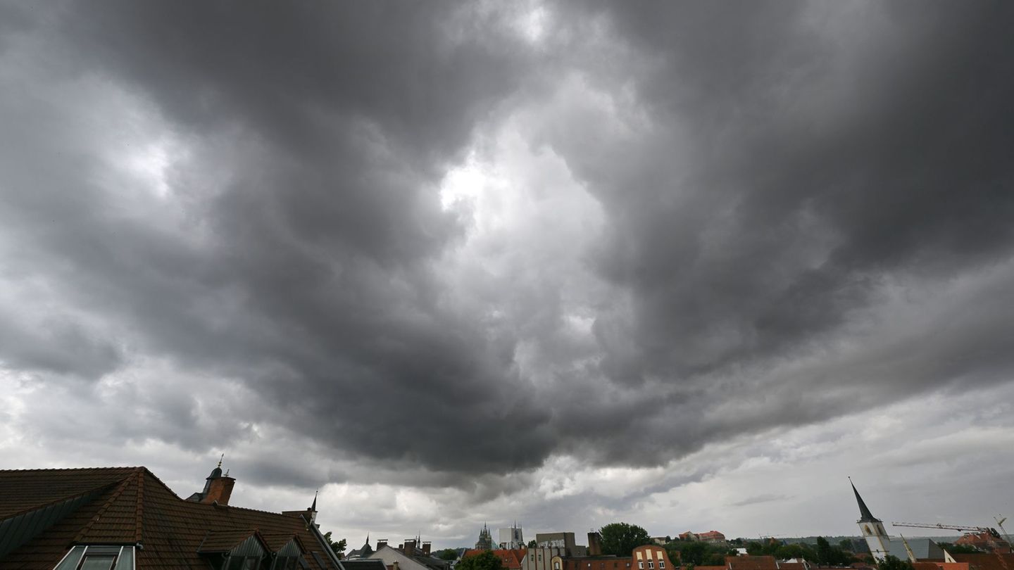 Wetter: Starkregen und Gewitter – Sonne meldet sich zum Wochenende