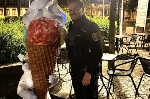 Mission vollendet: Die Polizei bringt die Eiswaffel zurück. Foto: --/Polizei Landau/dpa