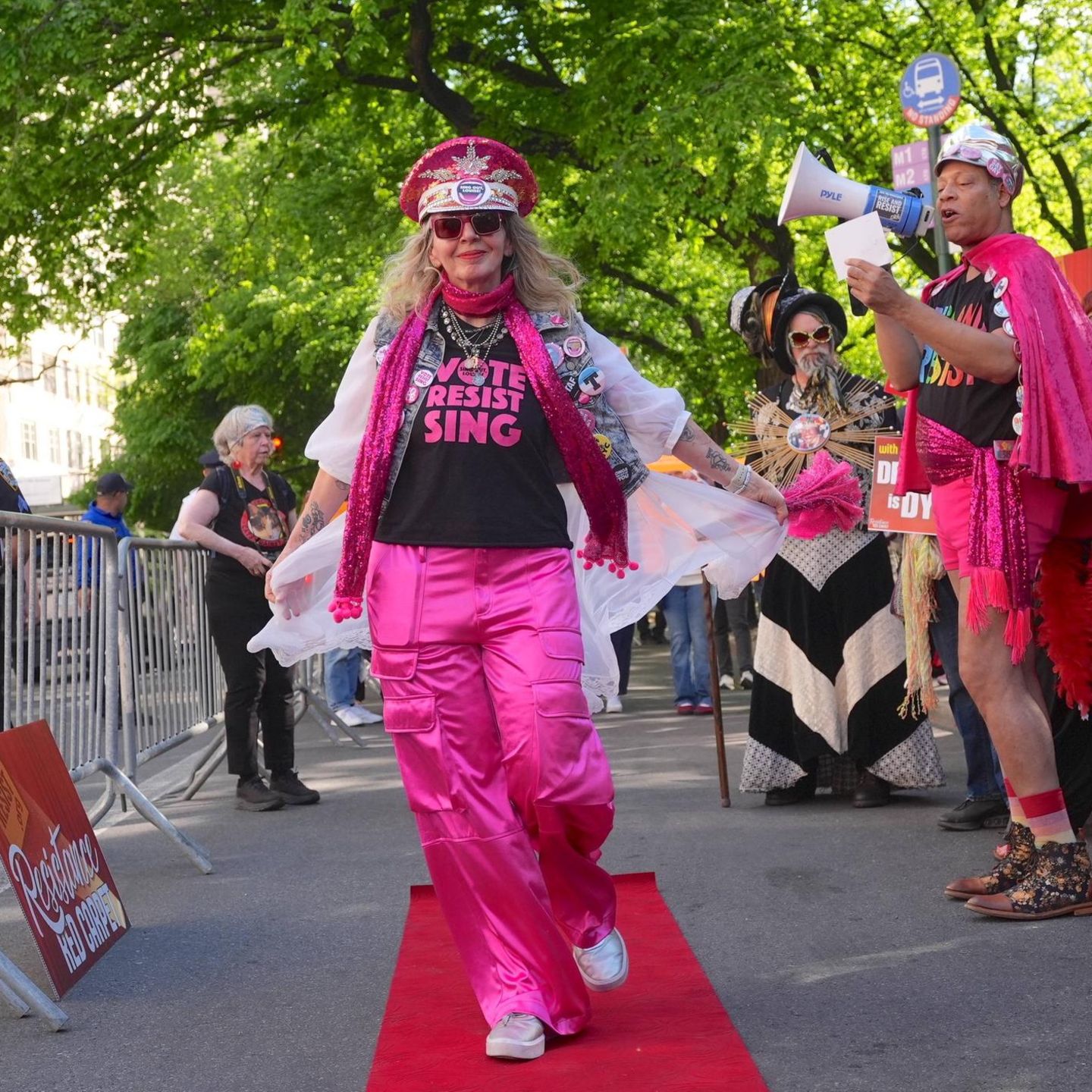 Zur Met-Gala in New York kommen nicht nur die Stars in extravaganten Klamotten, sondern auch die Demonstranten. Mit Slogans wie „Tax the Rich“ oder „Vote, Resist, Sing“ protestierten sie auf einem eigenen roten Teppich an der Fifth Avenue gegen das von Jeff Bezos gesponserte Event.