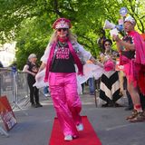 Zur Met-Gala in New York kommen nicht nur die Stars in extravaganten Klamotten, sondern auch die Demonstranten. Mit Slogans wie „Tax the Rich“ oder „Vote, Resist, Sing“ protestierten sie auf einem eigenen roten Teppich an der Fifth Avenue gegen das von Jeff Bezos gesponserte Event.