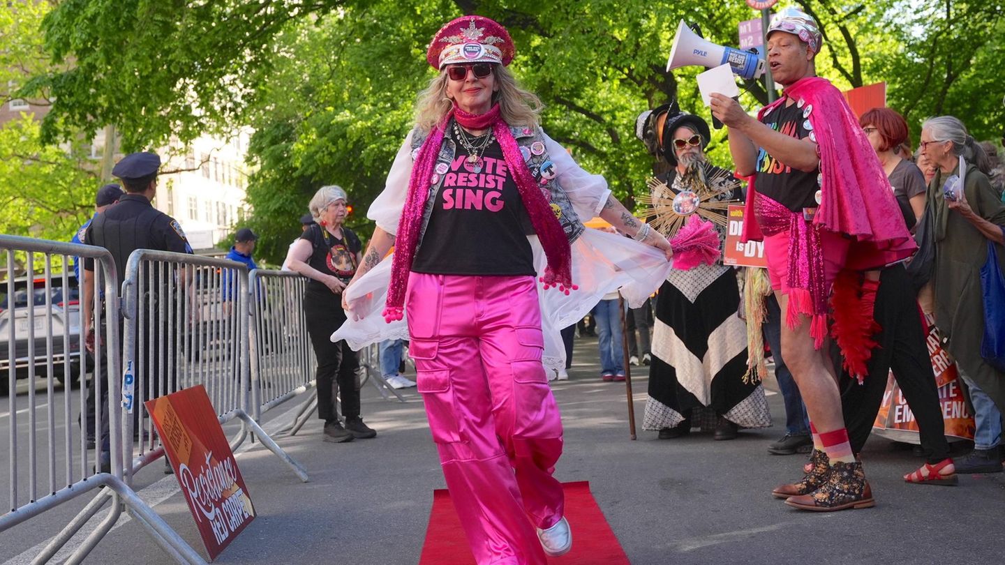 Zur Met-Gala in New York kommen nicht nur die Stars in extravaganten Klamotten, sondern auch die Demonstranten. Mit Slogans wie „Tax the Rich“ oder „Vote, Resist, Sing“ protestierten sie auf einem eigenen roten Teppich an der Fifth Avenue gegen das von Jeff Bezos gesponserte Event.