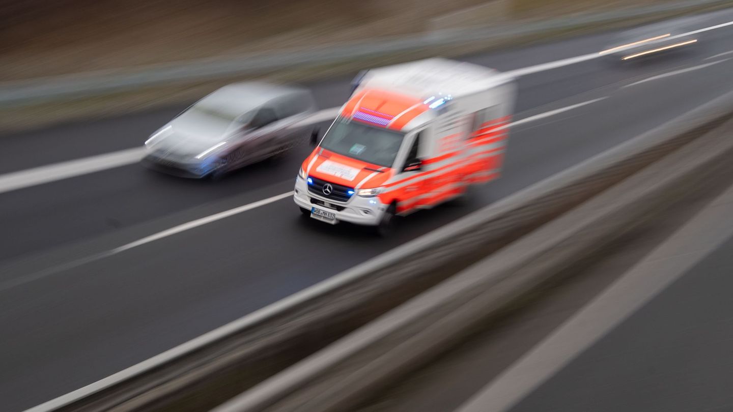 Tödlicher Unfall: Reifen platzt auf der Autobahn - 45-Jähriger kommt ums Leben