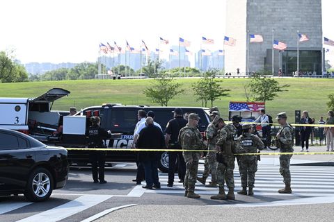 Einsatzkräfte sichern den Ort des Schusswechsels in der Nähe des Washington Monuments