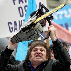 Javier Milei mit einer Kettensäge