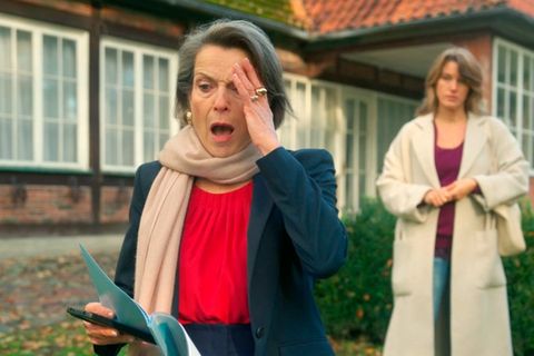 "Rote Rosen": Victoria (v.) wird geschockt klar, dass sie der Firma große finanzielle Verluste zugefügt hat.