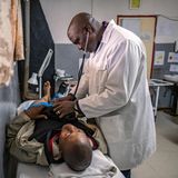 Ein Arzt untersucht einen Patienten mit einem Stethoskop