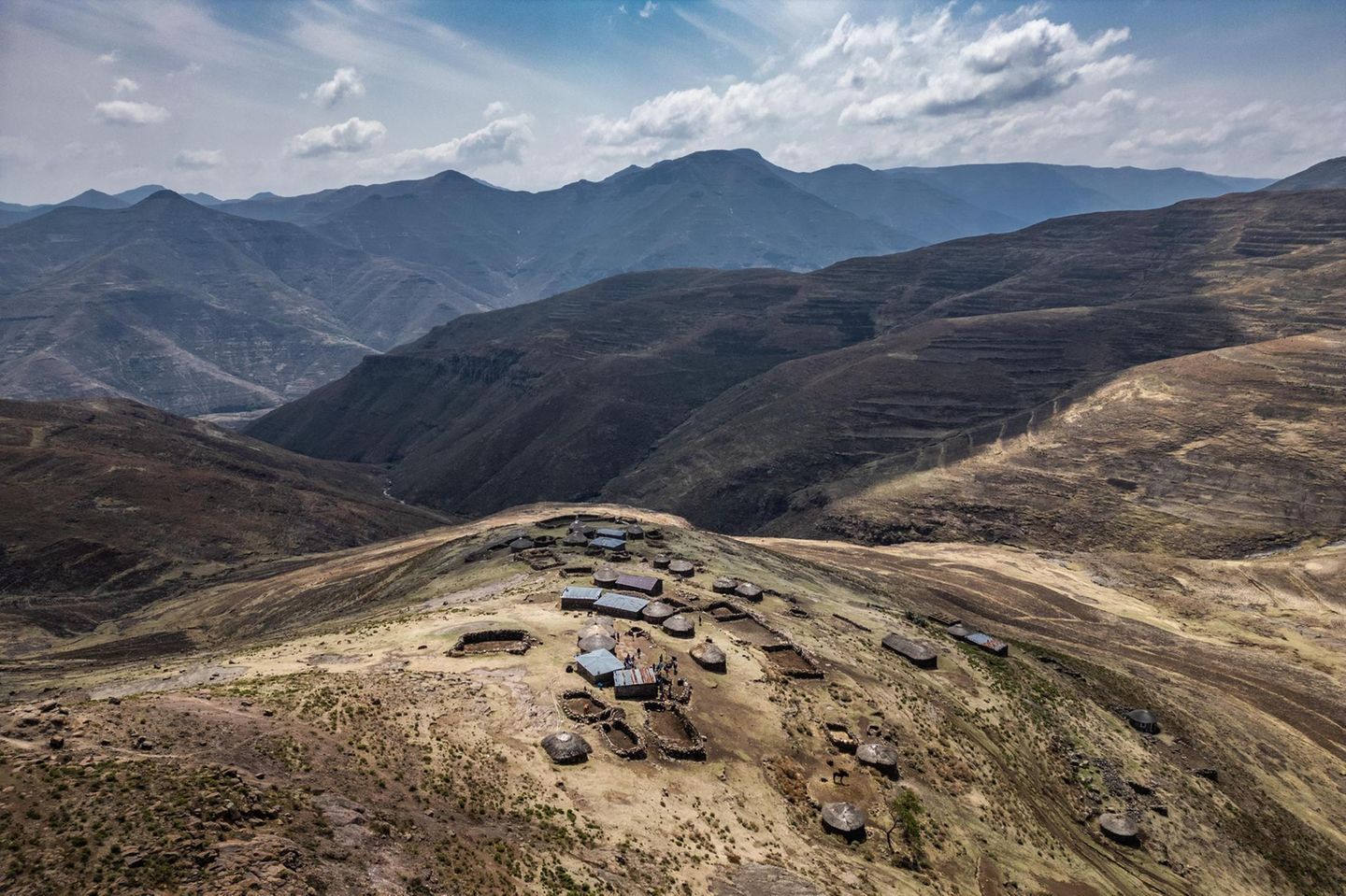 Ein Weiler, viele Berge und keine Straße