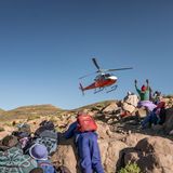 Die Bewohner von Mphooko verabschieden das Team des Lesotho Flying Doctor Service