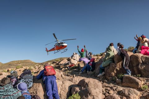 Die Bewohner von Mphooko verabschieden das Team des Lesotho Flying Doctor Service