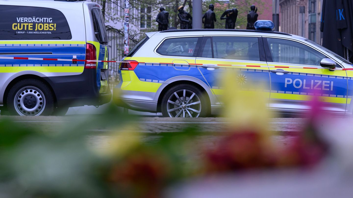 Nach der Amokfahrt setzt die Leipziger Stadtverwaltung die Flaggen vor dem Neuen Rathaus auf halbmast. Foto: Hendrik Schmidt/dpa