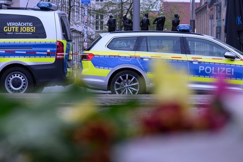 Nach der Amokfahrt setzt die Leipziger Stadtverwaltung die Flaggen vor dem Neuen Rathaus auf halbmast. Foto: Hendrik Schmidt/dpa