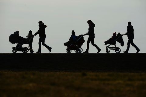 Mütter mit kleinen Kindern sind deutlich seltener berufstätig als Männer. (Symbolbild) Foto: Felix Kästle/dpa