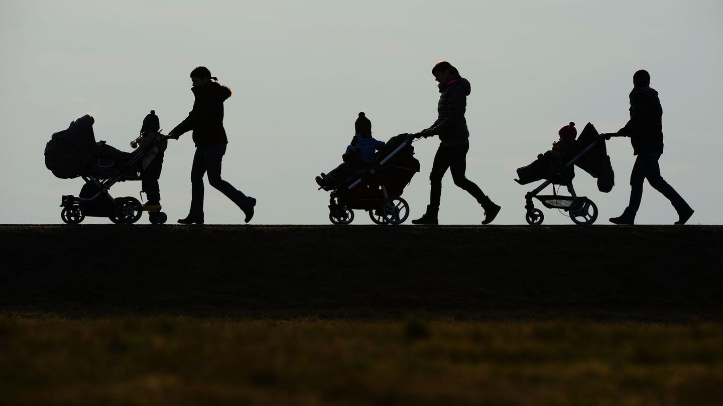 Mütter mit kleinen Kindern sind deutlich seltener berufstätig als Männer. (Symbolbild) Foto: Felix Kästle/dpa