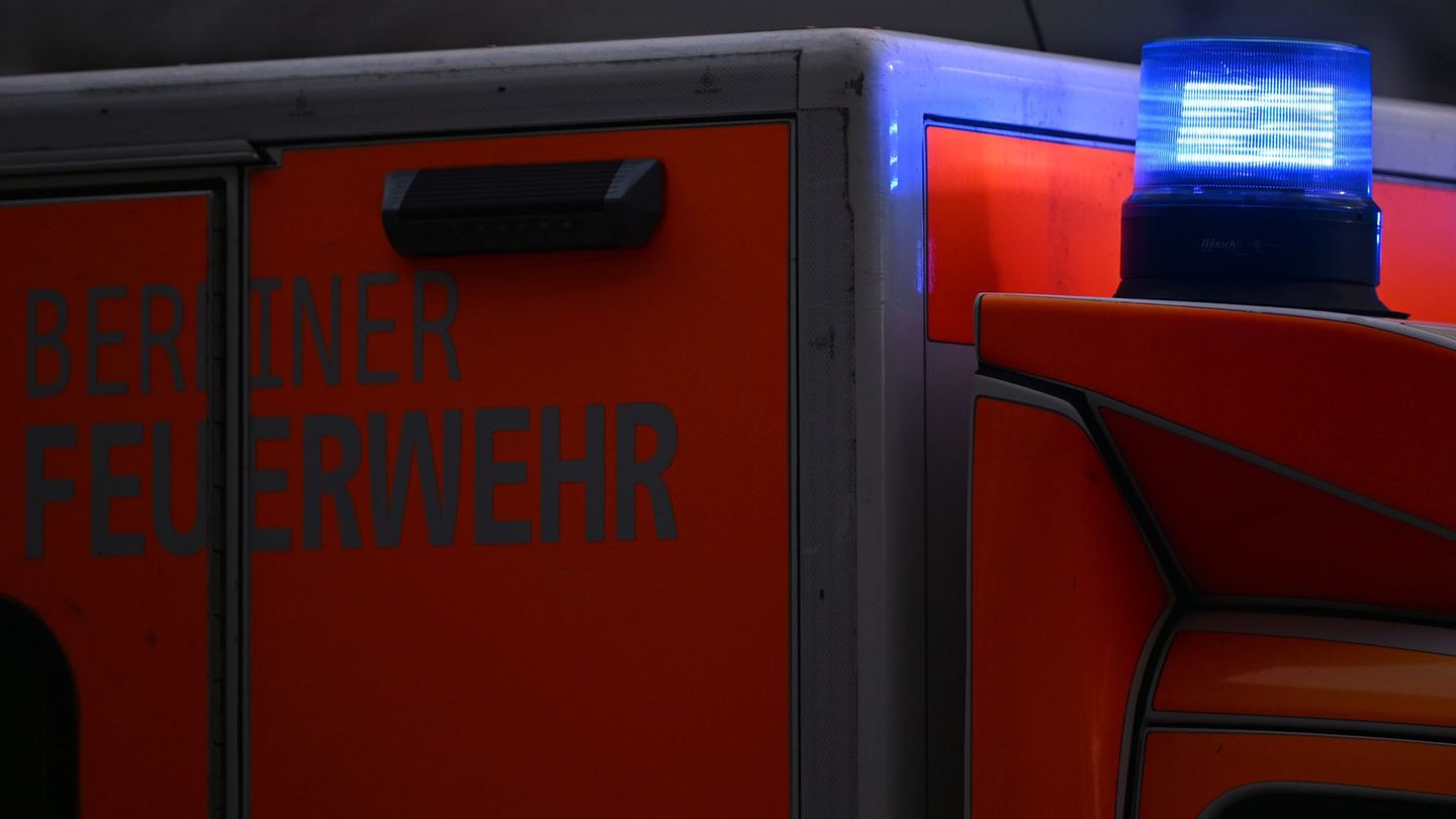 Einsatzkräfte versorgten die Verletzten vor Ort. (Symbolbild) Foto: Lilli Förter/dpa