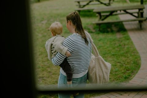Eltern: Eine Mutter mit ihrem Kind auf dem Arm