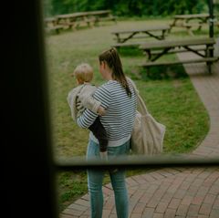 Eltern: Eine Mutter mit ihrem Kind auf dem Arm