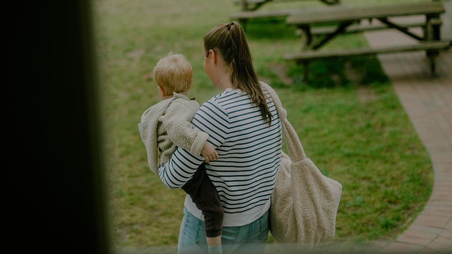 Eltern: Eine Mutter mit ihrem Kind auf dem Arm