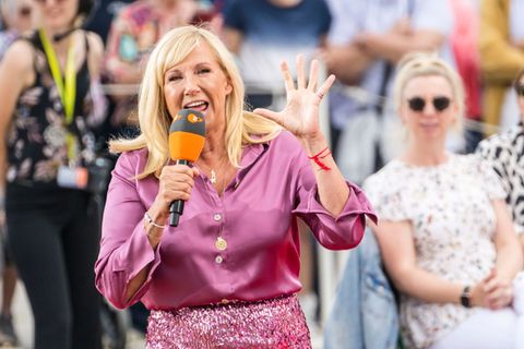 Seit dem Jahr 2000 moderiert Andrea Kiewel (60) – mit einer kurzen Unterbrechung im Jahr 2008 – die beliebte Sendung "ZDF Fernsehgarten" (Ab 10. Mai, sonntags, 12.00 Uhr). Anlässlich des 40-jährigen Bestehens blickt die 60-Jährige auf ihre Karriere zurück.