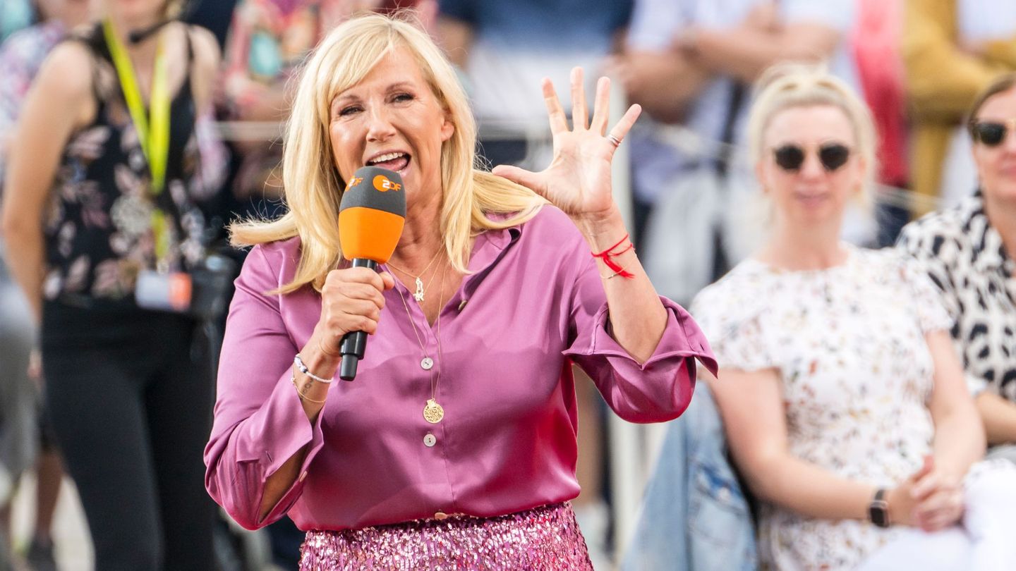 Seit dem Jahr 2000 moderiert Andrea Kiewel (60) – mit einer kurzen Unterbrechung im Jahr 2008 – die beliebte Sendung "ZDF Fernsehgarten" (Ab 10. Mai, sonntags, 12.00 Uhr). Anlässlich des 40-jährigen Bestehens blickt die 60-Jährige auf ihre Karriere zurück.