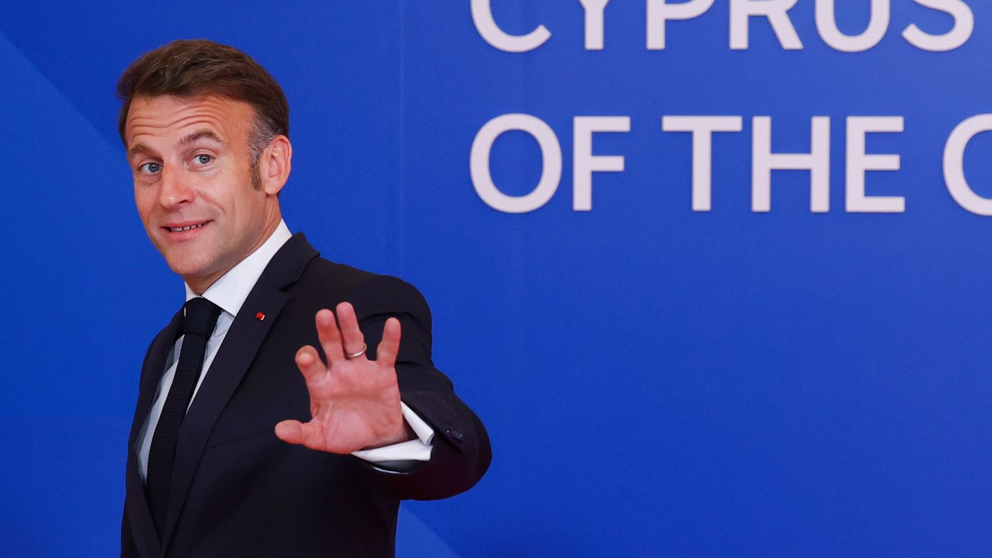 Staatsbesuch: Macron singt in Armenien Aznavour-Chanson