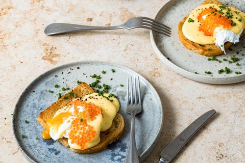Pochiertes Ei mit Rauchfisch-Hollandaise, dazu Toast und Forellenrogen
