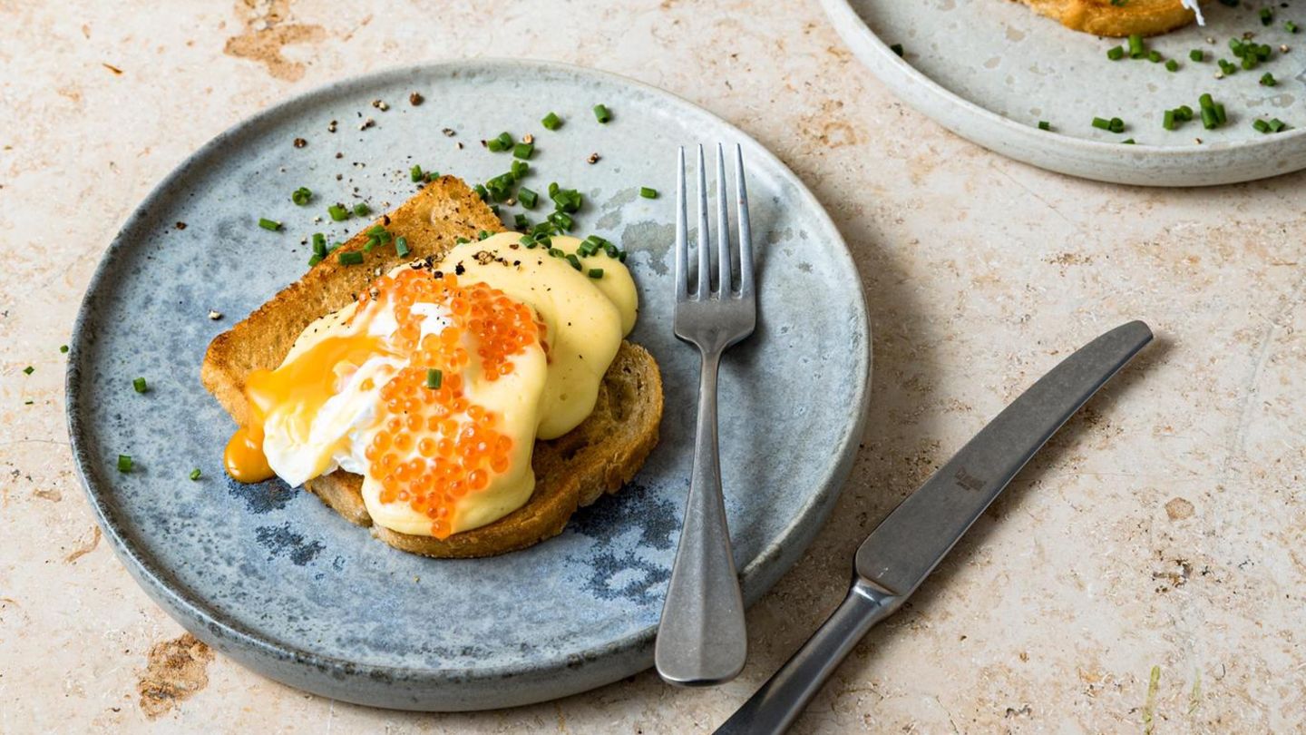 Pochiertes Ei mit Rauchfisch-Hollandaise, dazu Toast und Forellenrogen