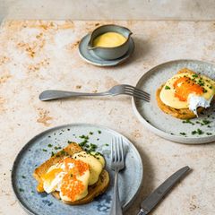 Pochiertes Ei mit Rauchfisch-Hollandaise, dazu Toast und Forellenrogen
