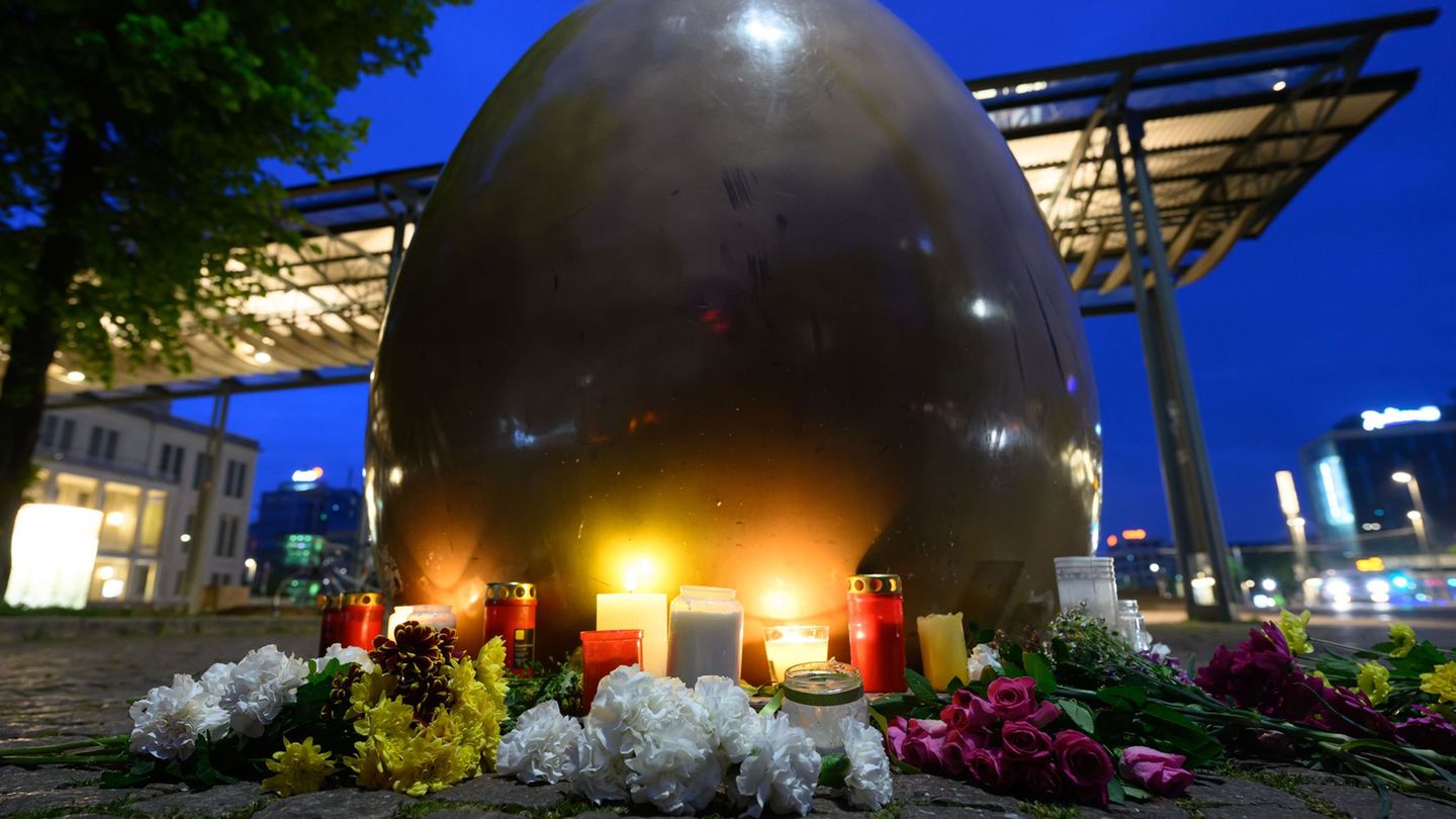 Nach der Amokfahrt in Leipzig haben Passanten unweit der Grimmaischen Straße Kerzen und Blumen niedergelegt. Foto: Hendrik Schmi