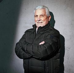 Fischer, 76, in der Arena auf Schalke, wo er noch häufig zugegen ist